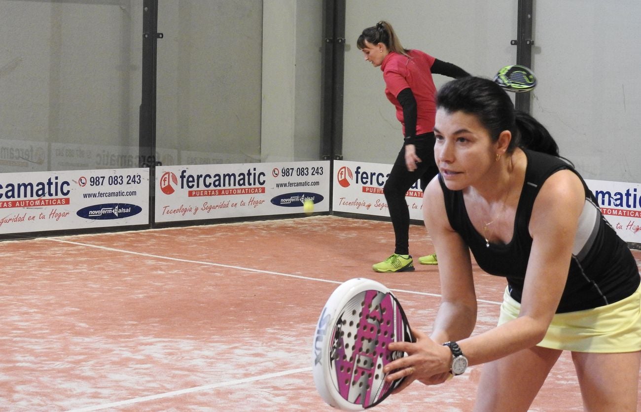 Las instalaciones de club leonés acogen este domingo las semifinales, finales y partidos de consolación en una cita con 112 parejas