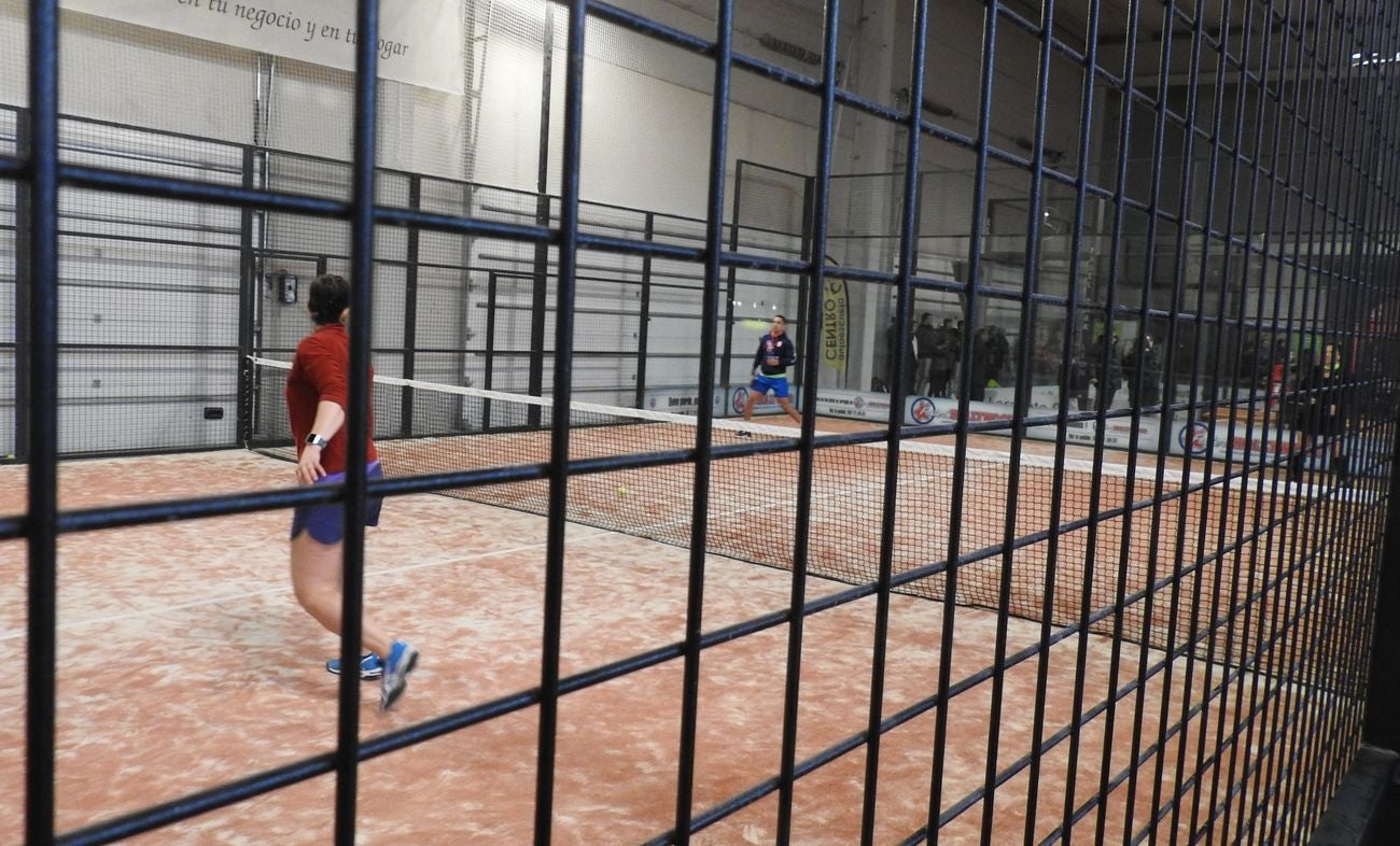 Las instalaciones de club leonés acogen este domingo las semifinales, finales y partidos de consolación en una cita con 112 parejas