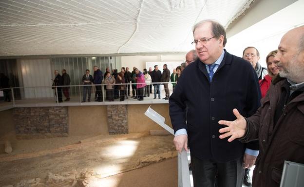 El presidente de la Junta, Juan Vicente Herrera, en la inauguración de las obras de restauración y acondicionamiento de la villa romana de Camarzana de Tera.