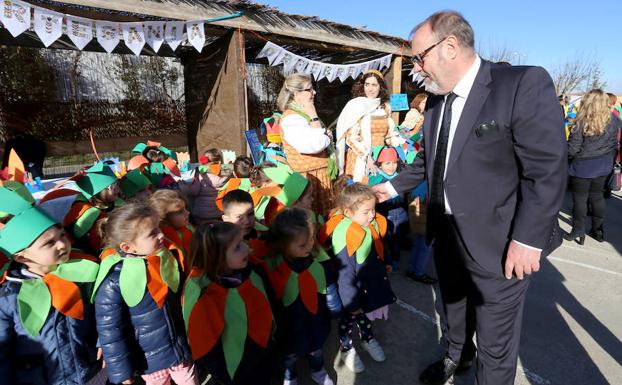 El consejero de Educación, Fernando Rey, participa en la inauguración del mercadillo medieval de Mojados.