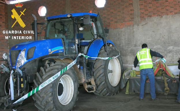 Imagen del tractor recuperado en León por la Guardia Civil.