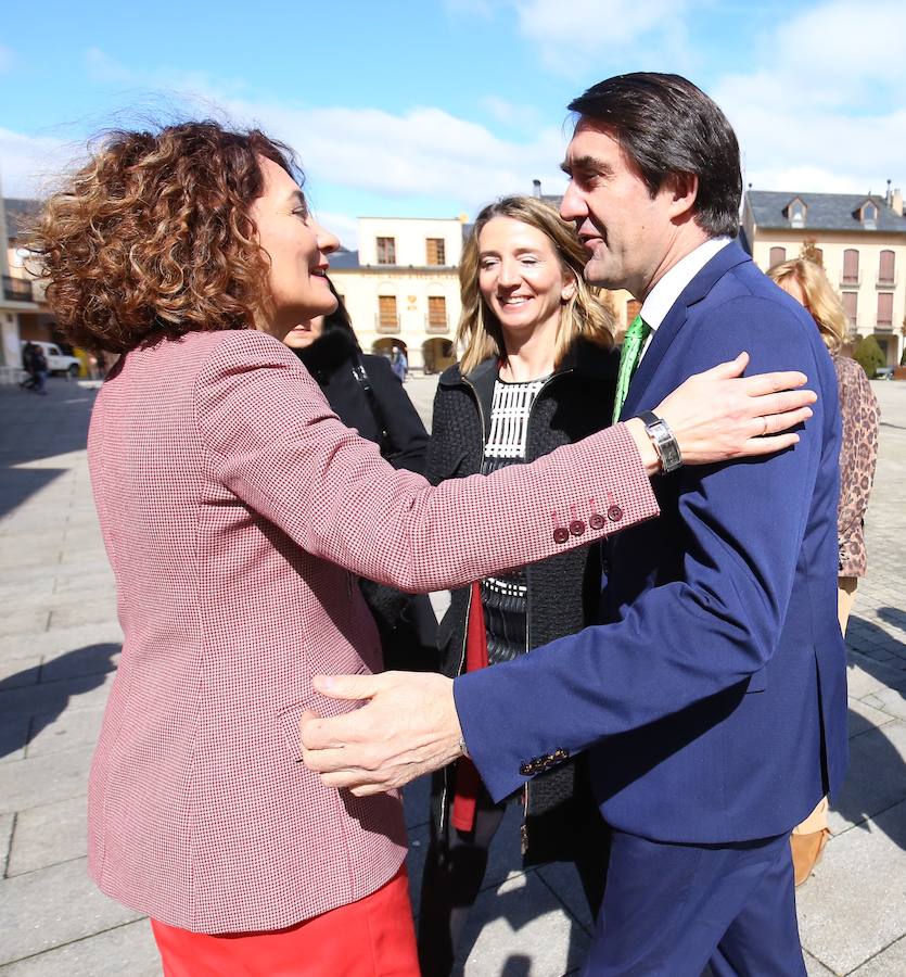Fotos: Firma del conveno para la gestión del parque público de alquiler social de Ponferrada