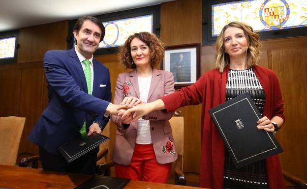 La alcaldesa de Ponferrada, Gloria Fernández Merayo, junto con los consejeros de Fomento, Juan Carlos Suárez-Quiñones, y de Familia, Alicia García.