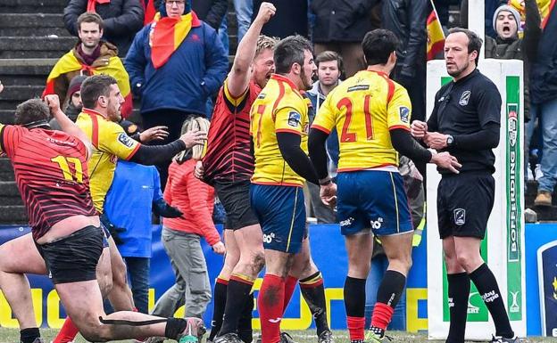 Los jugadores de la selección española (de amarillo) increpan al árbitro rumano Vlad Iordachescu tras caer derrotados ante Bélgica. 