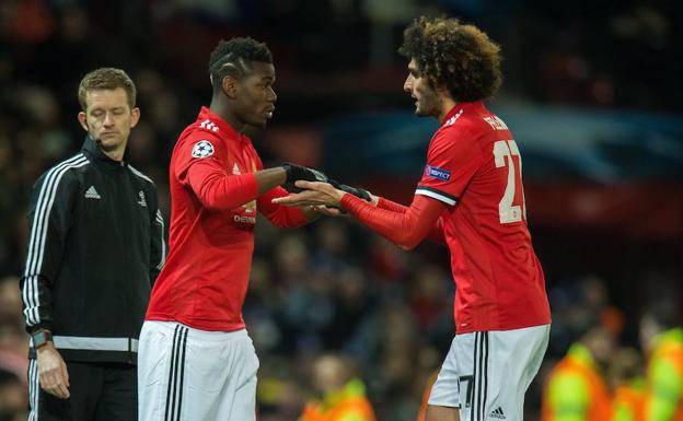 Pogba sustituye a Fellaini en el partido de vuelta de octavos de la Champions que midió al Manchester United con el Sevilla. 