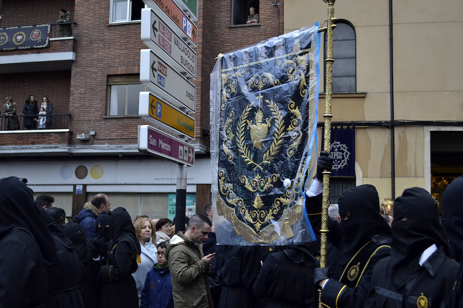 La Procesión de la Pasión vuelve a reunir a las cofradías de Nuestra Señora de las Angustias y Soledad, Nuestro Padre Jesús Nazareno y Real de Minerva y Veracruz, esquivando a la lluvia de media tarde