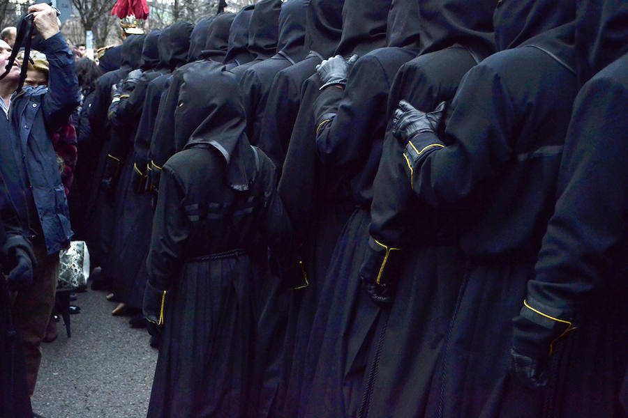 La Procesión de la Pasión vuelve a reunir a las cofradías de Nuestra Señora de las Angustias y Soledad, Nuestro Padre Jesús Nazareno y Real de Minerva y Veracruz, esquivando a la lluvia de media tarde