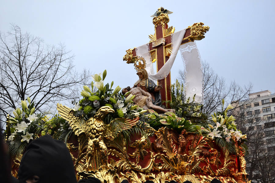 La Procesión de la Pasión vuelve a reunir a las cofradías de Nuestra Señora de las Angustias y Soledad, Nuestro Padre Jesús Nazareno y Real de Minerva y Veracruz, esquivando a la lluvia de media tarde