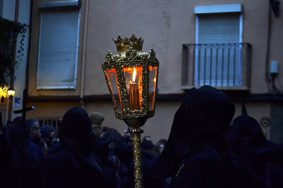 La Procesión de la Pasión vuelve a reunir a las cofradías de Nuestra Señora de las Angustias y Soledad, Nuestro Padre Jesús Nazareno y Real de Minerva y Veracruz, esquivando a la lluvia de media tarde