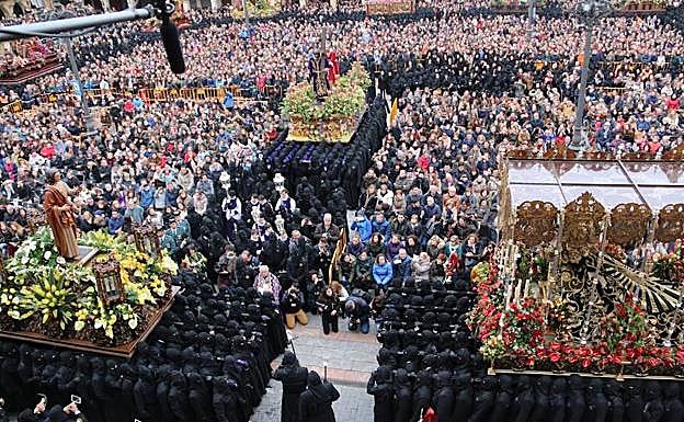 Acto de El Encuentro en la procesión de Los Pasos. 