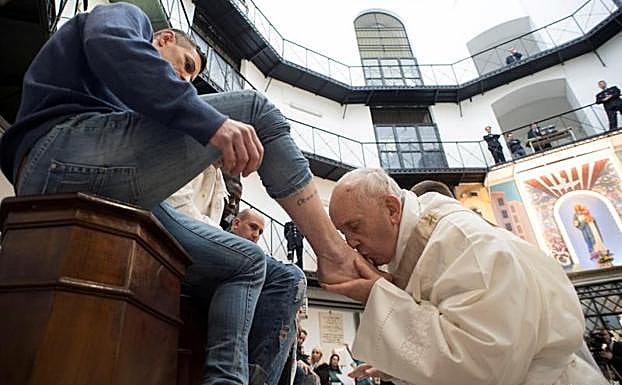 El Papa lava los pies a uno de los reclusos.