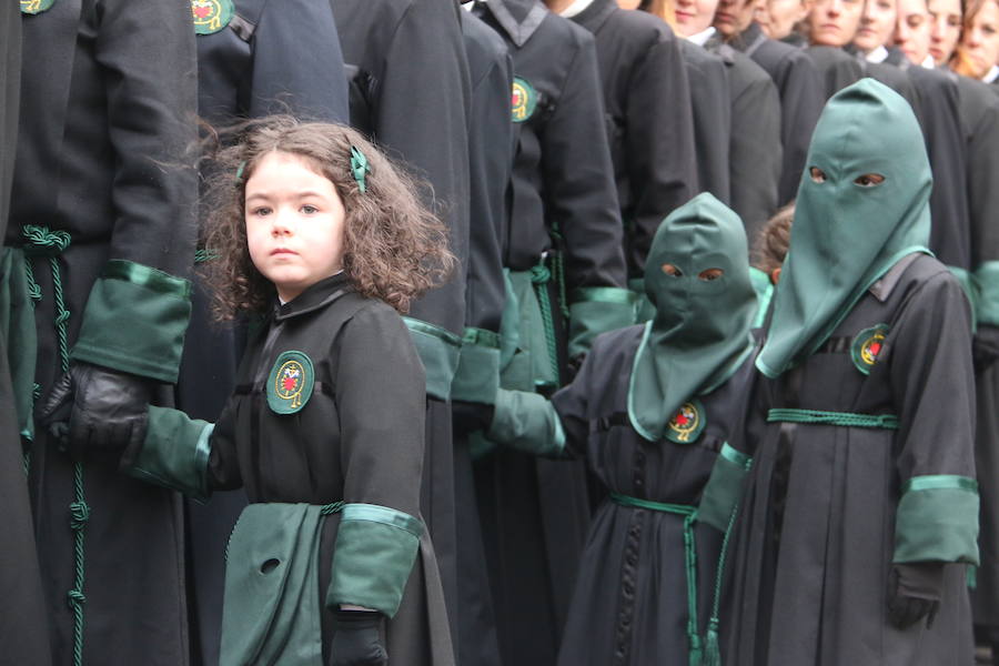 Fotos: Las previsiones de lluvia suspenden la procesión de María al Pie de la Cruz