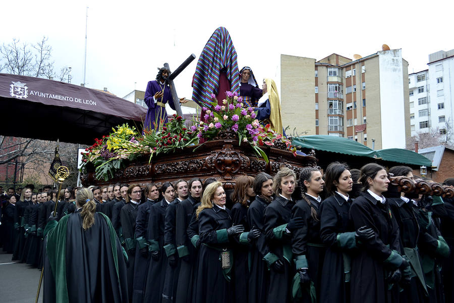 Fotos: Las previsiones de lluvia suspenden la procesión de María al Pie de la Cruz