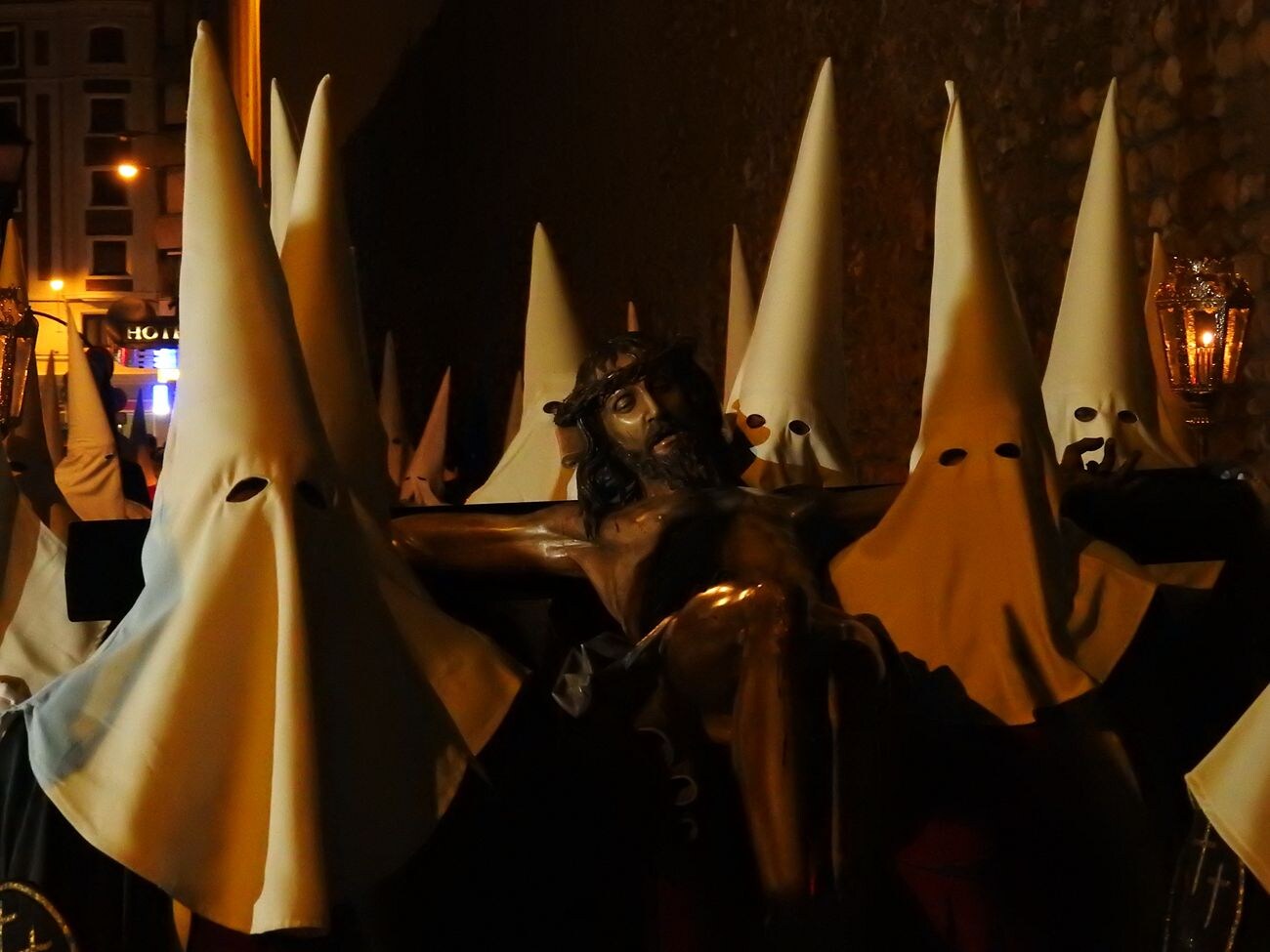 Los braceros portando el Santísimo Cristo de la Agonía en un paso solemne, en medio de la noche, muy fría en esta ocasión, arropados en ocasiones por el silencio, en ocasiones por la oración.