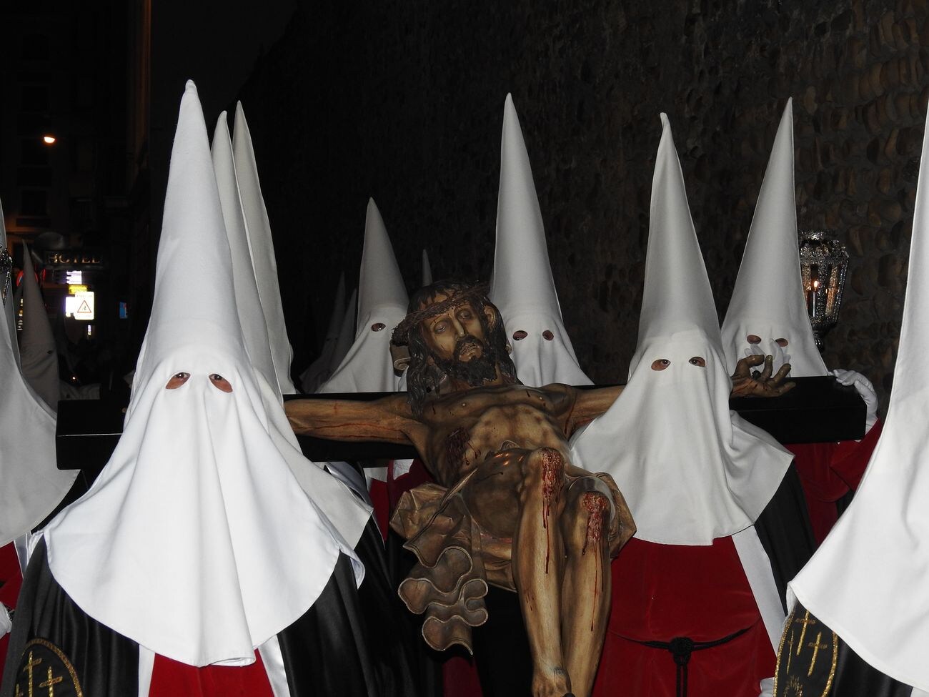 Los braceros portando el Santísimo Cristo de la Agonía en un paso solemne, en medio de la noche, muy fría en esta ocasión, arropados en ocasiones por el silencio, en ocasiones por la oración.