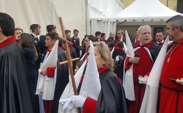 Los miembros de la Cofradía de las Siete Palabras reciben la noticia de que se suspende la procesión.