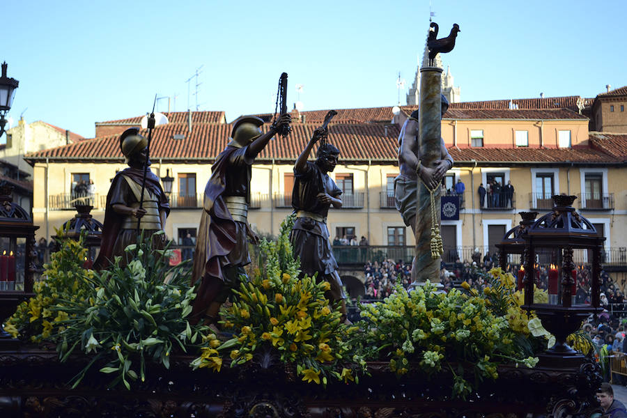 Fotos: La Procesión de los Pasos recorre León