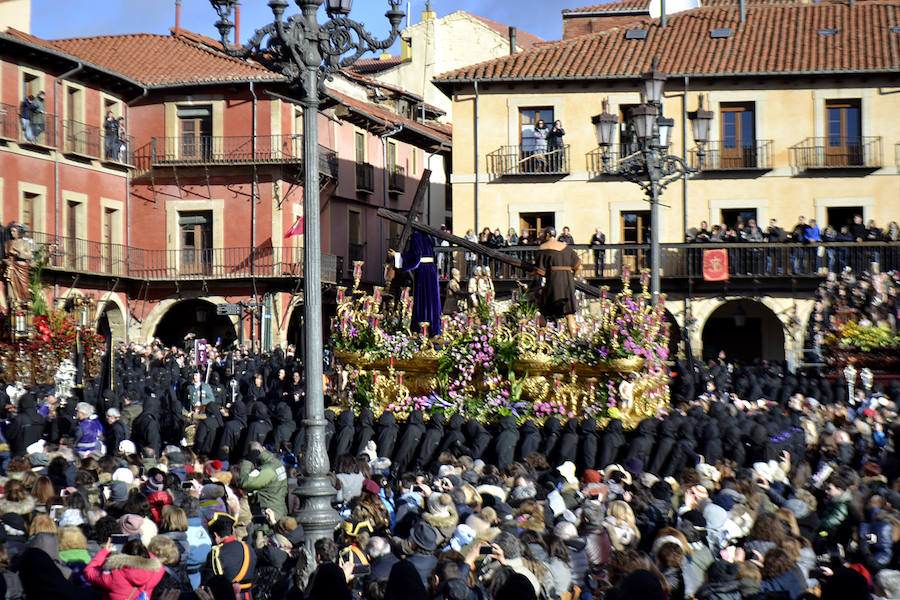 Fotos: La Procesión de los Pasos recorre León