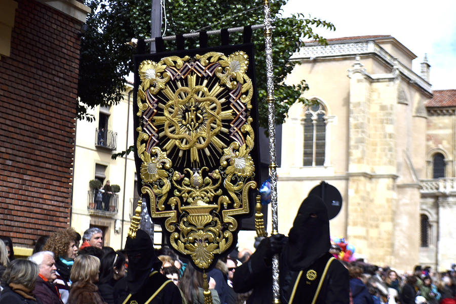 Fotos: La Procesión de los Pasos recorre León