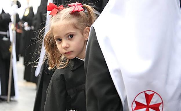 Galería. Una cofrade de la procesión Camino de la Luz. 