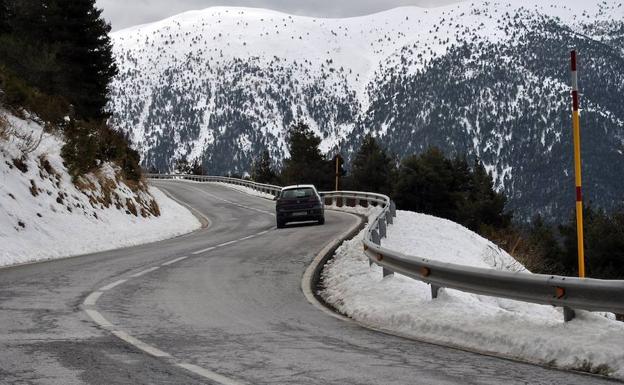 El temporal de nieve obliga a usar cadenas en cinco carreteras de montaña y cierra el paso de camiones