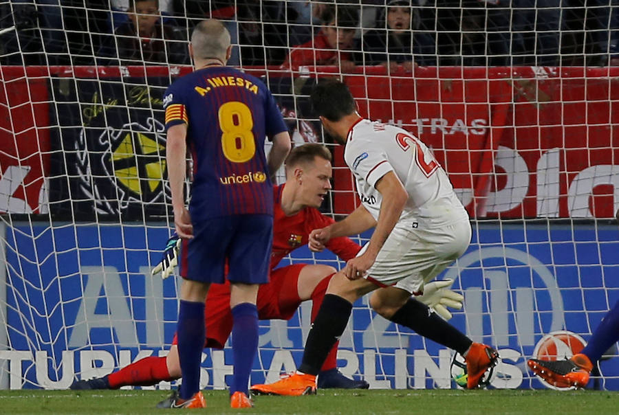 El líder salvó un punto en su visita al Sánchez Pizjuán (2-2) al neutralizar con tantos de Luis Suárez y Messi los goles de Franco Vázquez y Muriel.