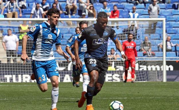 El centrocampista ghanés del Deportivo Alavés, Mubarak Wakaso (d), protege el balón ante la presencia del defensa del Espanyol, Aarón Martín.