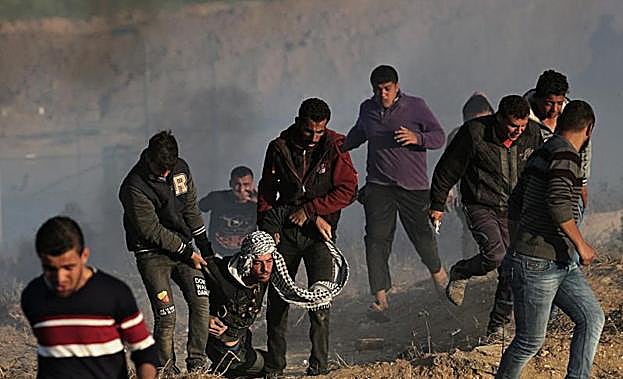 Un joven herido en los choques entre soldados y manifestantes.