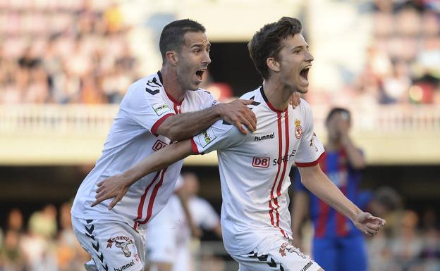 Julen Colinas y Toni celebran el 0-2 en el Mini Estadi.