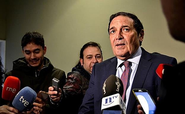 Galería. Sáez Aguado atiende a los medios.