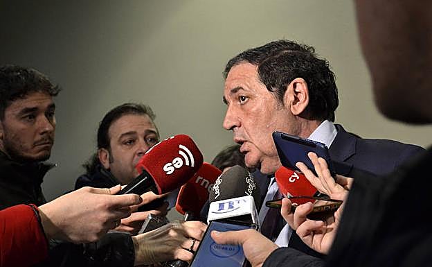 Sáez Aguado atiende a los medios.