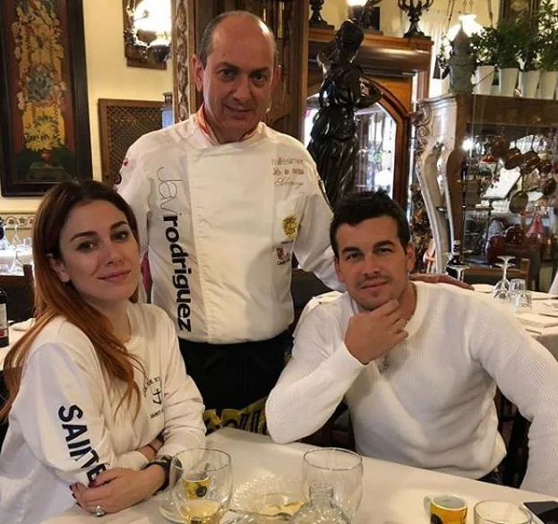 Blanca Suárez y Mario Casas con el chef Javi Rodríguez del restaurante Asador Museo Siboney. 