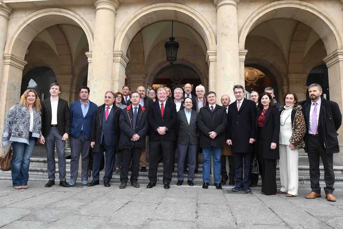 El alcalde de León y el presidente de la Diputación, Antonio Silván y Juan Martínez Majo, reciben al Grupo Territorial de senadores del Partido Popular de Castilla y León