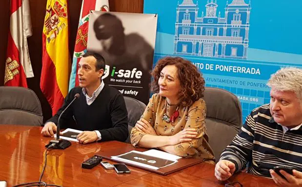 El inventor del dispositivo, Iván Sánchez (I), junto a la alcaldesa de Ponferrada, Gloria Fernández Merayo, y el concejal de Tráfico, Ricardo Miranda, en la presentación.
