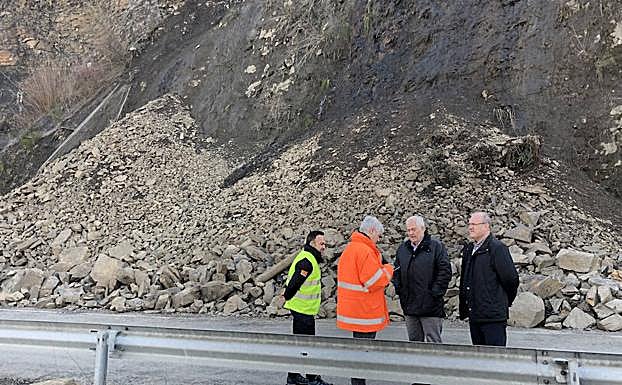 El delegado territorial de la Junta en León, Guillermo García, y el jefe del servicio de Fomento, Juan Francisco Escanciano visitan la zona.