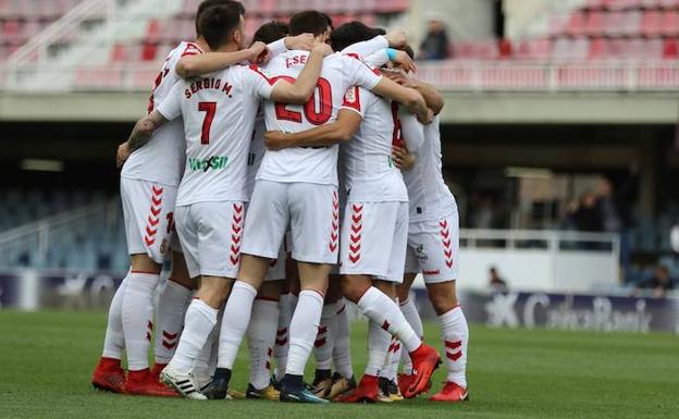 Los jugadores de la Cultural se abrazan tras el gol.