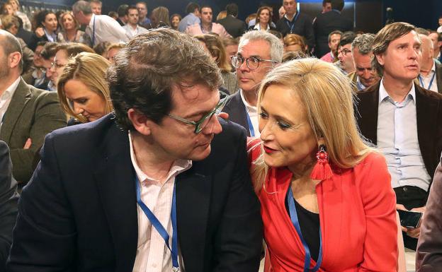 Alfonso Fernández Mañueco conversa con Cristina Cifuentes antes de dar comienzo los Diálogos Populares dentro de la Convención Nacional del PP en Sevilla.