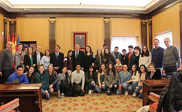 Imagen principal - El alcalde recibe a los alumnos de Indiana de intercambio en el IES Legio VII
