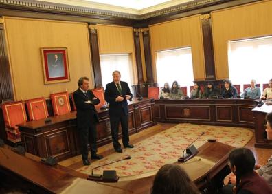 Imagen secundaria 1 - El alcalde recibe a los alumnos de Indiana de intercambio en el IES Legio VII