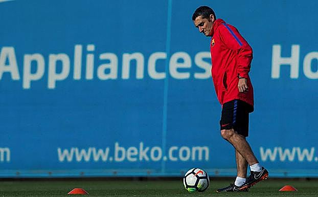 El entrenador del Barcelona, Ernesto Valverde durante un entrenamiento. 