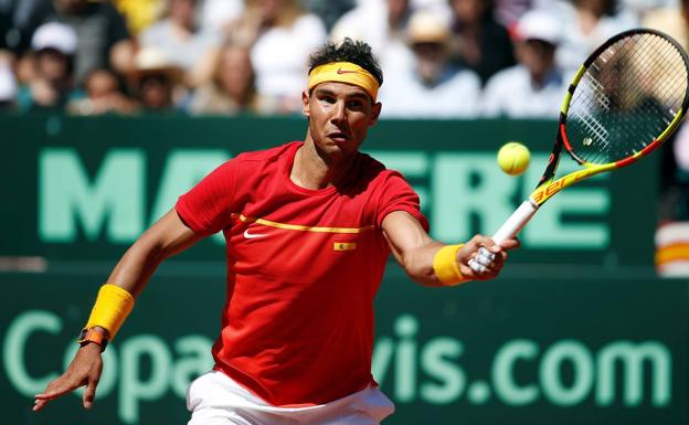 Rafa NAdal golpea la bola en el partido. 