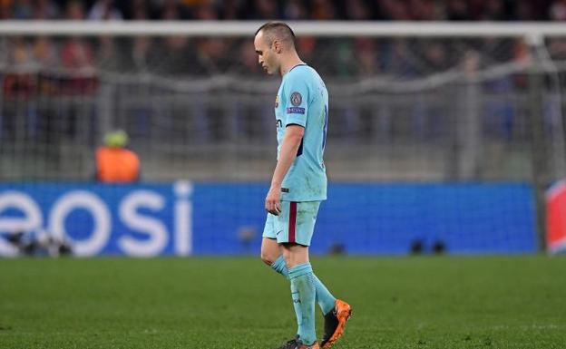 Andrés Iniesta, cabizbajo, al salir del campo en el Olímpico de Roma. 