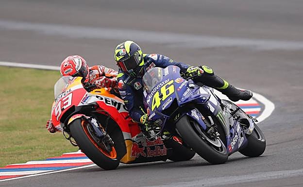 Marc Márquez toca a Valentino Rossi en el GP de Argentina. 