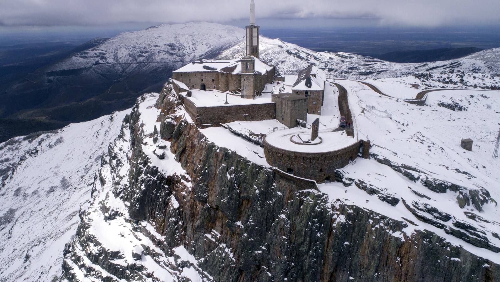 Estampa de la peña de Francia tras las nevadas de los últimos días de abril.