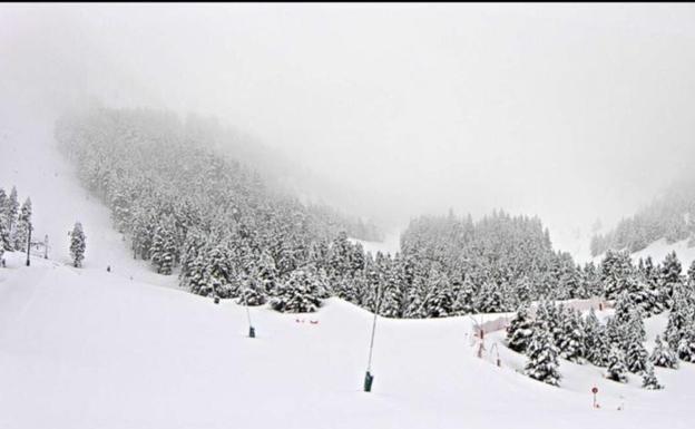 Un abril totalmente blanco está dejando las estaciones cubiertas de nieve