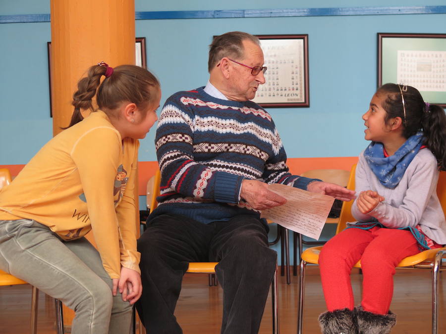 Fotos: Encuentro entre niños y mayores con alzheimer