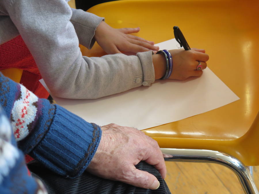 Fotos: Encuentro entre niños y mayores con alzheimer