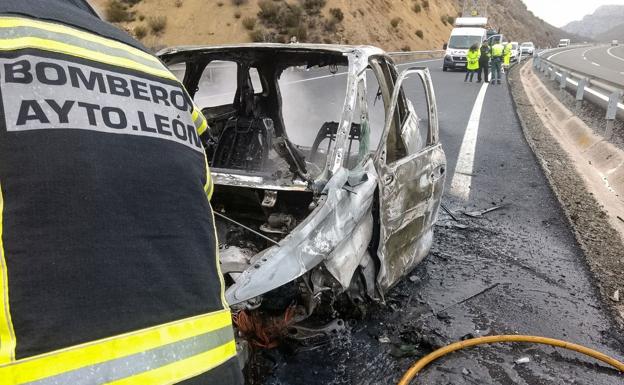 Imagen del vehículo destrozado por las llamas en la AP-66.