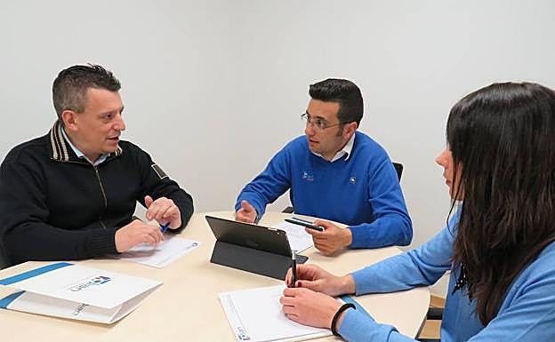 Reunión para elaborar un estudio previo donde analizar el punto de partida del negocio y asentar las bases de la marca. 