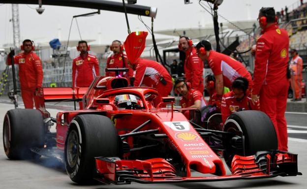 Sebastian Vettel, en los boxes del GP de China. 